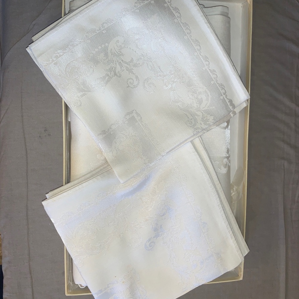 Damask tablecloth and napkins see measurements ivory
